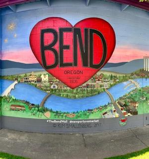 建筑物侧面的心形壁画