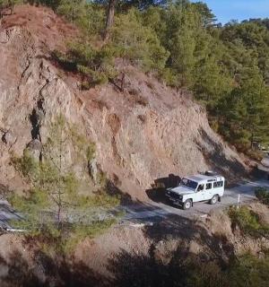 两辆车停在山边的路上