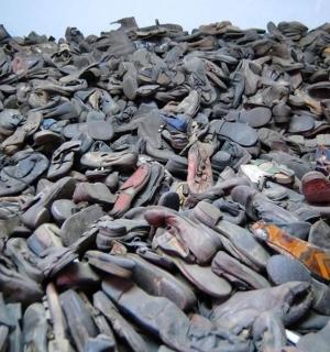 海滩上的一大堆小雕像