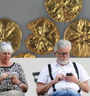 一对老年男女正在看手机