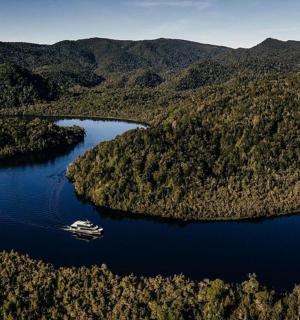 森林中湖中的一艘船