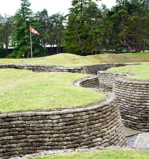 田野里的一组大石头，上面挂着一面旗帜