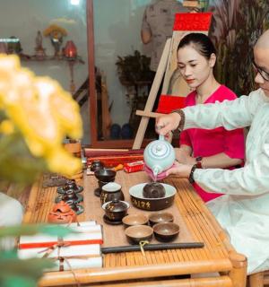 一名男子和一名女子在厨房准备食物
