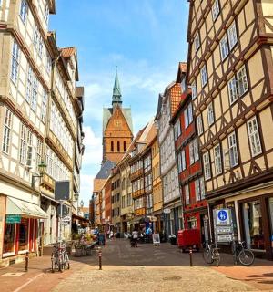 městská ulice s vysokými budovami a hodinovou věží