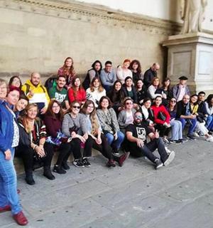 一群人在建筑物内摆姿势拍照