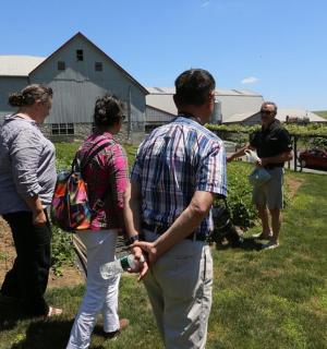 un grup de oameni care stăteau pe un câmp