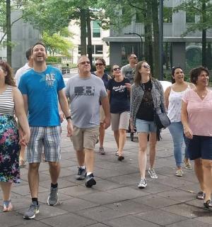 一群人在人行道上行走