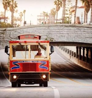 一辆有轨电车在桥下的道路上行驶