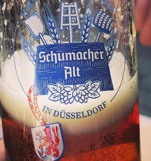 一个人拿着一瓶啤酒