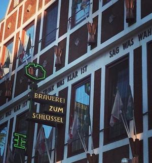 建筑物侧面的路牌