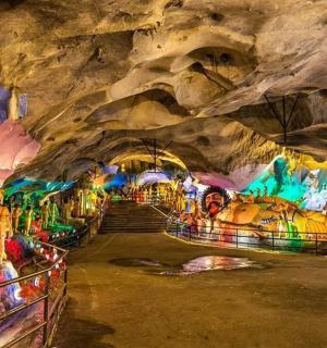 参观墙上有绘画的洞穴