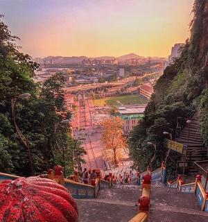 撑着红伞俯视山下的人