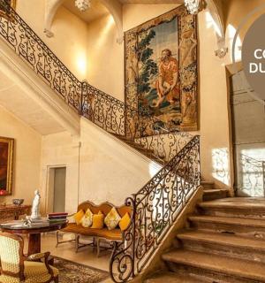 房子里的楼梯，墙上挂着一幅画