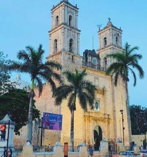 一座有两座塔楼和棕榈树的老建筑