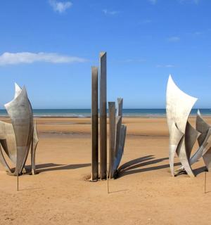沙滩上的一组雕塑