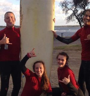 一群人围着一根柱子站着