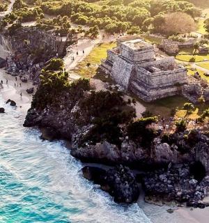 海滩鸟瞰图,海滩上有人和海洋