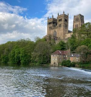 坐落在河边山上的城堡