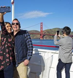 一群人站在船上，举着手