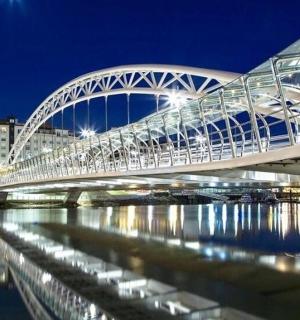 夜晚水面上的一座白色大桥