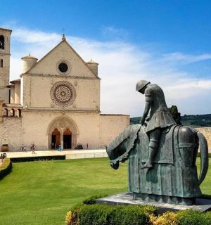 一座站在建筑物前的女人雕像