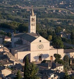 带塔楼的教堂的鸟瞰图