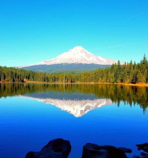 湖中倒映着山峰，背景是一座山