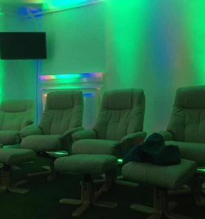 有椅子和绿灯的候诊室