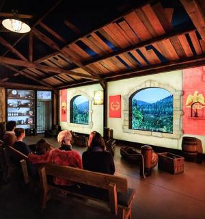 一群人坐在房间里