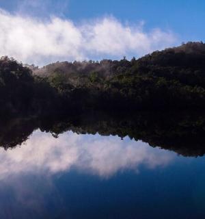 ภาพสะท้อนของภูเขาในแหล่งน้ำ