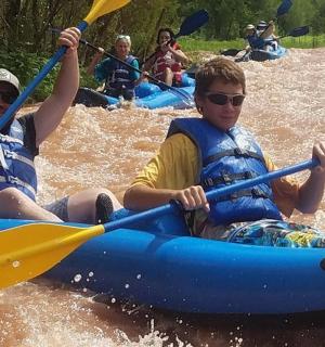 Dva muži jsou v modrém voru ve vodě