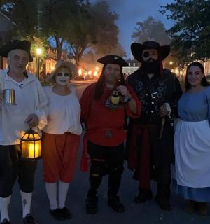 一群穿着万圣节服装的人