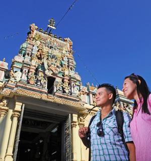 一名男子和一名女子站在一栋建筑物前