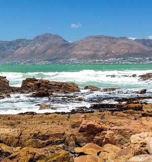 有岩石、海洋和山脉的海滩