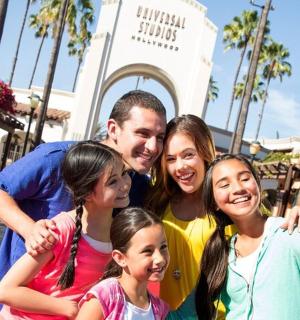 一家人在一栋建筑前合影