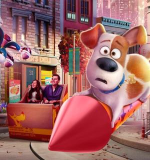 城市中滑梯上的卡通狗