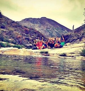 一群人正在河上漂流