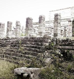 一堵古老的石墙,前面有一张长凳