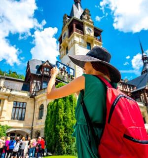 una dona amb una motxilla davant d'un edifici