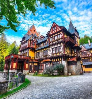 ein großes Haus mit einem Zaun davor