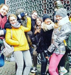 eine Gruppe von Menschen steht vor einem Gebäude