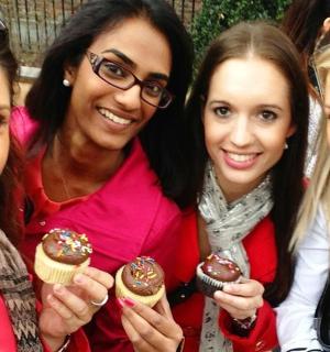 skupina tří žen držících cupcakes