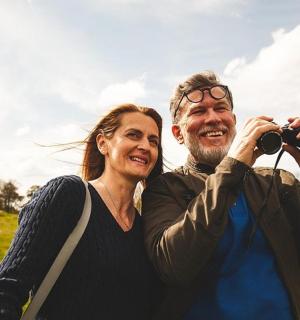 un home i una dona fent una foto amb una càmera