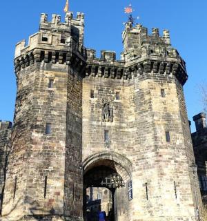 一座前面有拱门的古老城堡