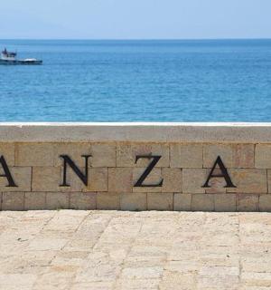 海边墙上挂着一块写着“amari”的牌子