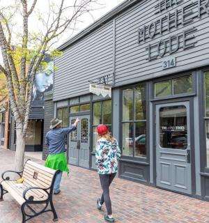 muž a žena stojící před obchodem