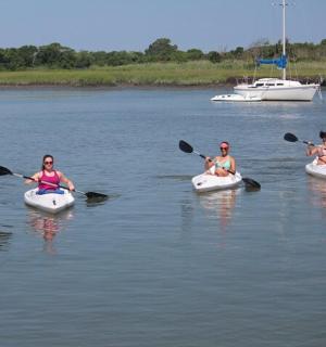 一群人在水中划皮艇