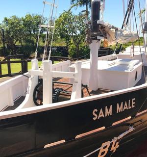 停泊在码头的一艘黑白船