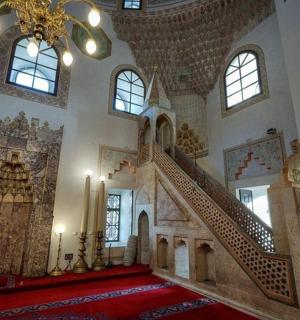 velká místnost se schodištěm v budově