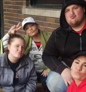 skupina lidí sedících vedle sebe